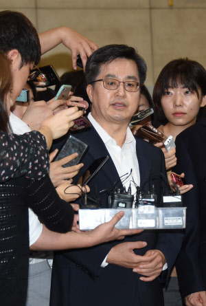 김동연 경제부총리 겸 기획재정부 장관이 16일 서울 중구 한국은행 본관에서 기자들의 질의에 답하고 있다.  기재부 제공